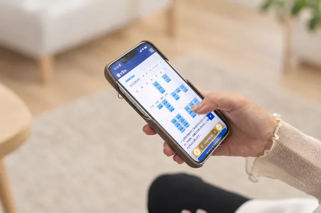 スマートフォンで予約する様子