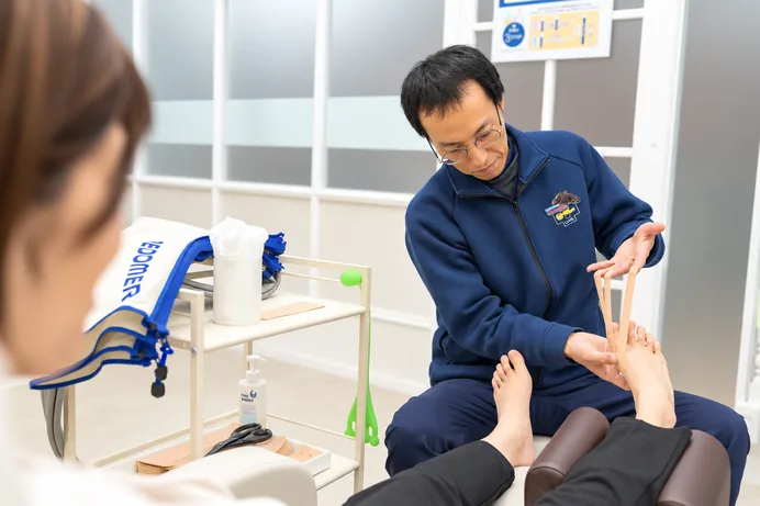 足の検査と施術の様子