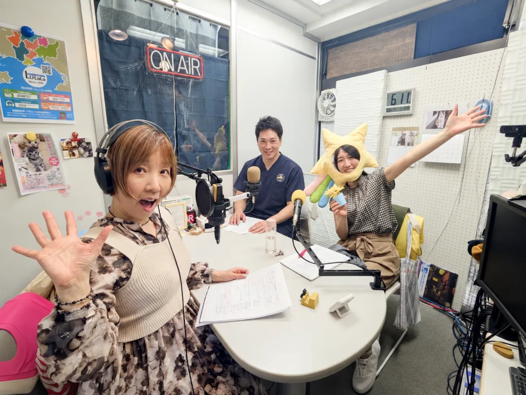 市川うららFMのスタジオで収録する様子