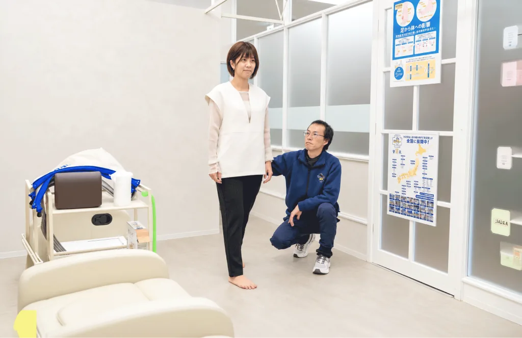 歩き方を指導するスタッフ